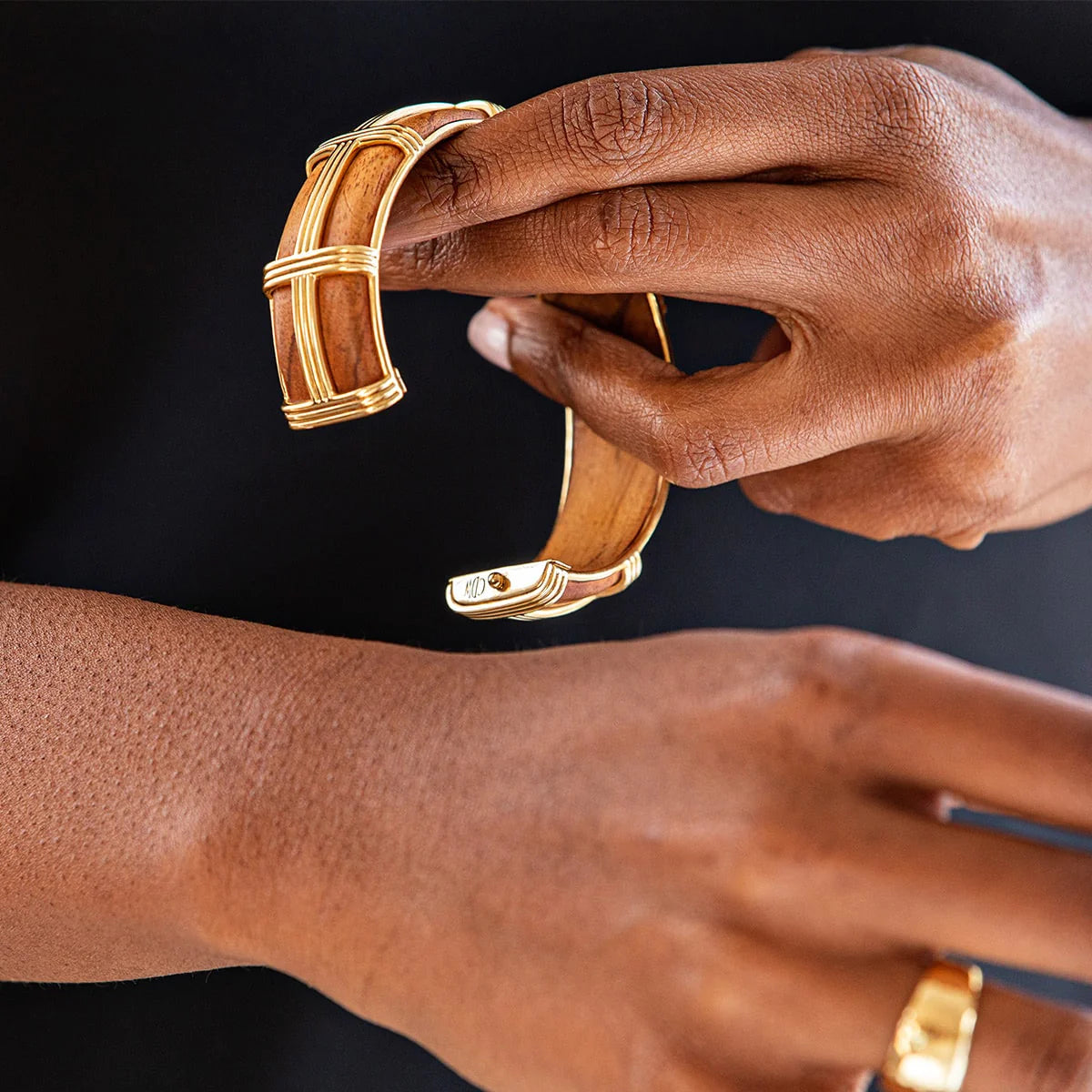 CAPUCINE DE WULF Gaia Hinged Bangle - Teak